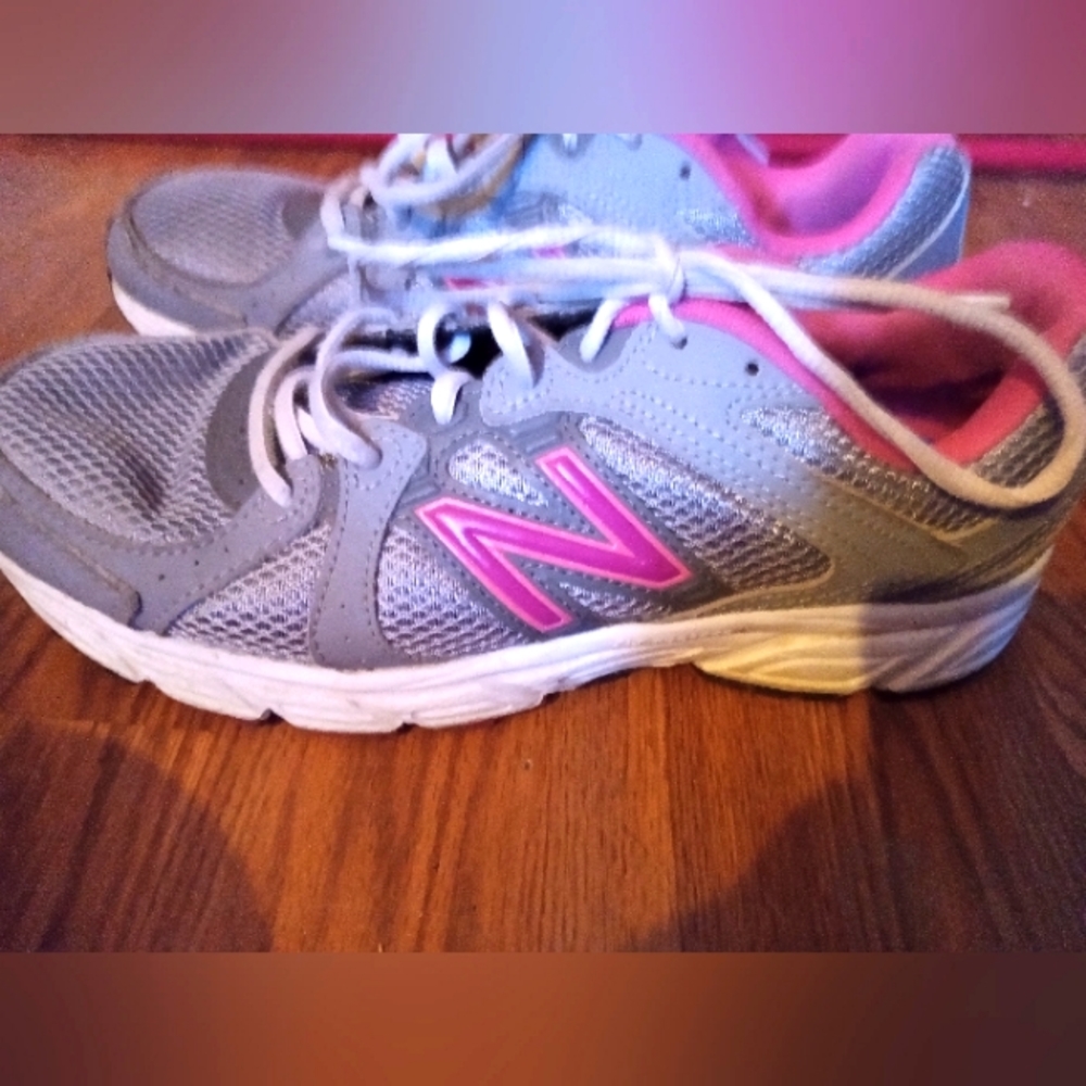 NEW NB WOMANS TENNIS SHOES